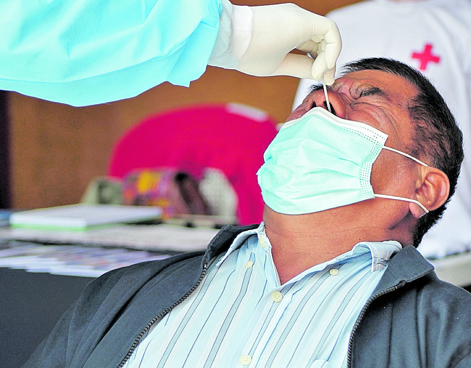 Una de cada dos pruebas de antígeno que se hacen en el país se realiza en laboratorios privados. (Foto Prensa Libre: Hemeroteca PL)