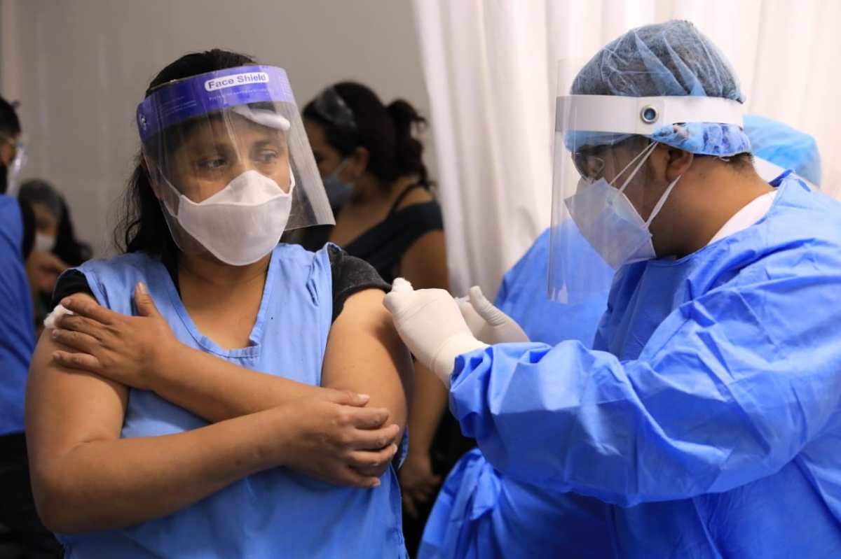 Jornada de vacunación contra la influenza durante la época de pandemia. (Foto Prensa Libre:  IGSS)