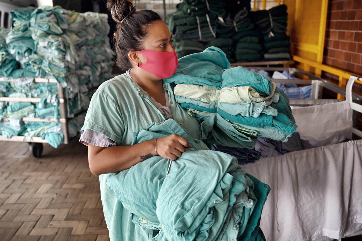Los trabajadores "invisibles" saben que su trabajo es esencial y se juegan la vida en sus labores. (Foto Prensa Libre: AFP)