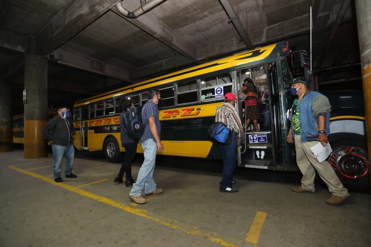 Usuarios abordan un autobús en el Centra. (Foto Prensa Libre: Érick Ávila)