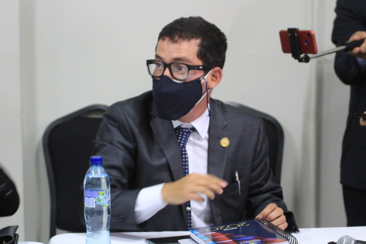 Miguel Martínez, director del Centro de Gobierno, durante la citación con diputados de Winaq y URNG. (Foto Prensa Libre Byron García)