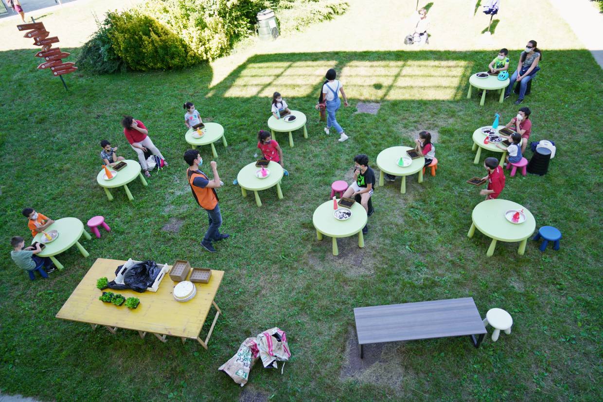 Clase al aire libre en un colegio de Turín, Italia, durante la crisis del nuevo coronavirus.
Shutterstock / MikeDotta