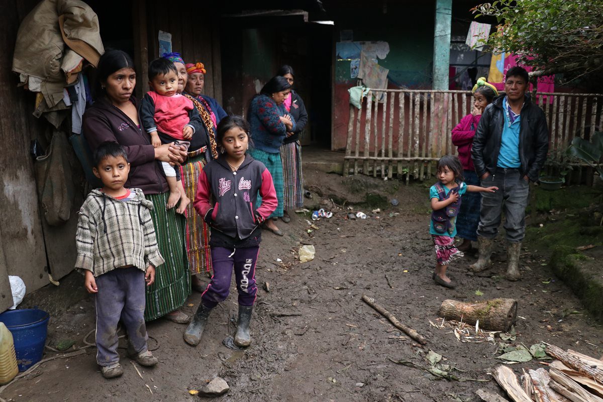 Las remesas familiares no han contribuido al desarrollo de los pueblos. Una familia de Nentón, Huehuetenango, donde miles han migrado en los últimos años. (Foto Prensa Libre: Hemeroteca PL)