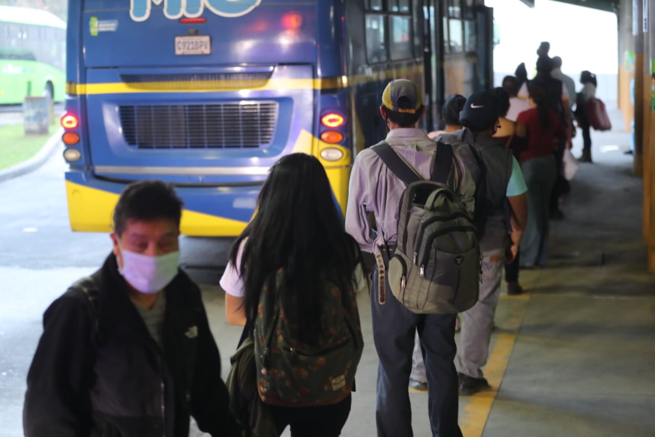 Guatemaltecos continúan tomando precauciones para evitar contagios de coronavirus mientras se llega a la nueva normalidad. (Foto Prensa Libre: Érick Ávila)