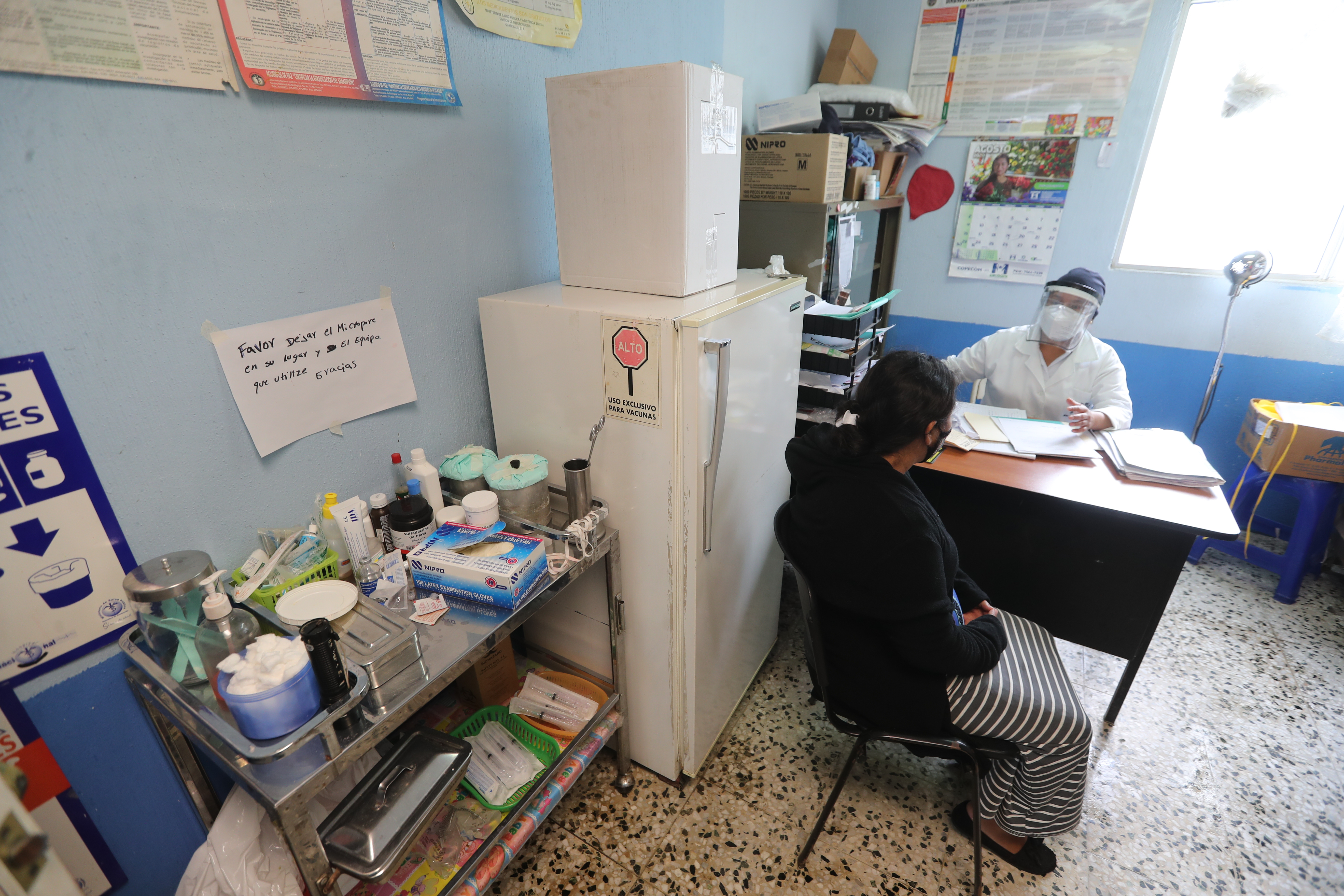Los centros de salud en los municipios continúan atendiendo a pacientes por enfermedad común, y han tenido que reorganizarse para también ocuparse de la emergencia del covid-19. (Foto Prensa Libre: Érick Ávila)