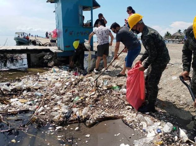 Voluntarios y las fuerzas de Honduras recogen basura que el río Motagua arrastra desde Guatemala. (Foto Prensa Libre: Hemeroteca PL)