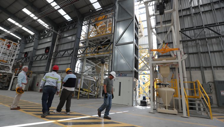 La economía caerá en el 2020 pero se repondrá en el 2021, según consultora. (Foto Prensa Libre: Carlos Hernández)