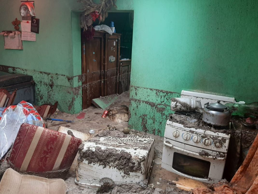 En la 1 avenida zona 0, El Pueblito, Santa Catarina Pinula, la lluvia hizo colapsar el sistema de drenajes, lo ocasionó inundaciones y daños en 5 viviendas. (Foto Prensa Libre: Conred)