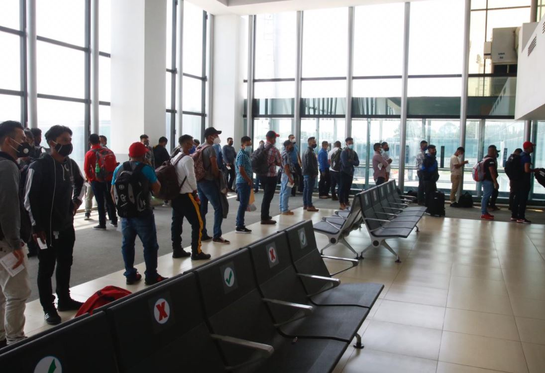 Pasajeros abordan un vuelo privado en La Aurora. Los primeros vuelos comerciales vienen el 18 de septiembre. (Foto Prensa Libre: Fernando Cabrera)
