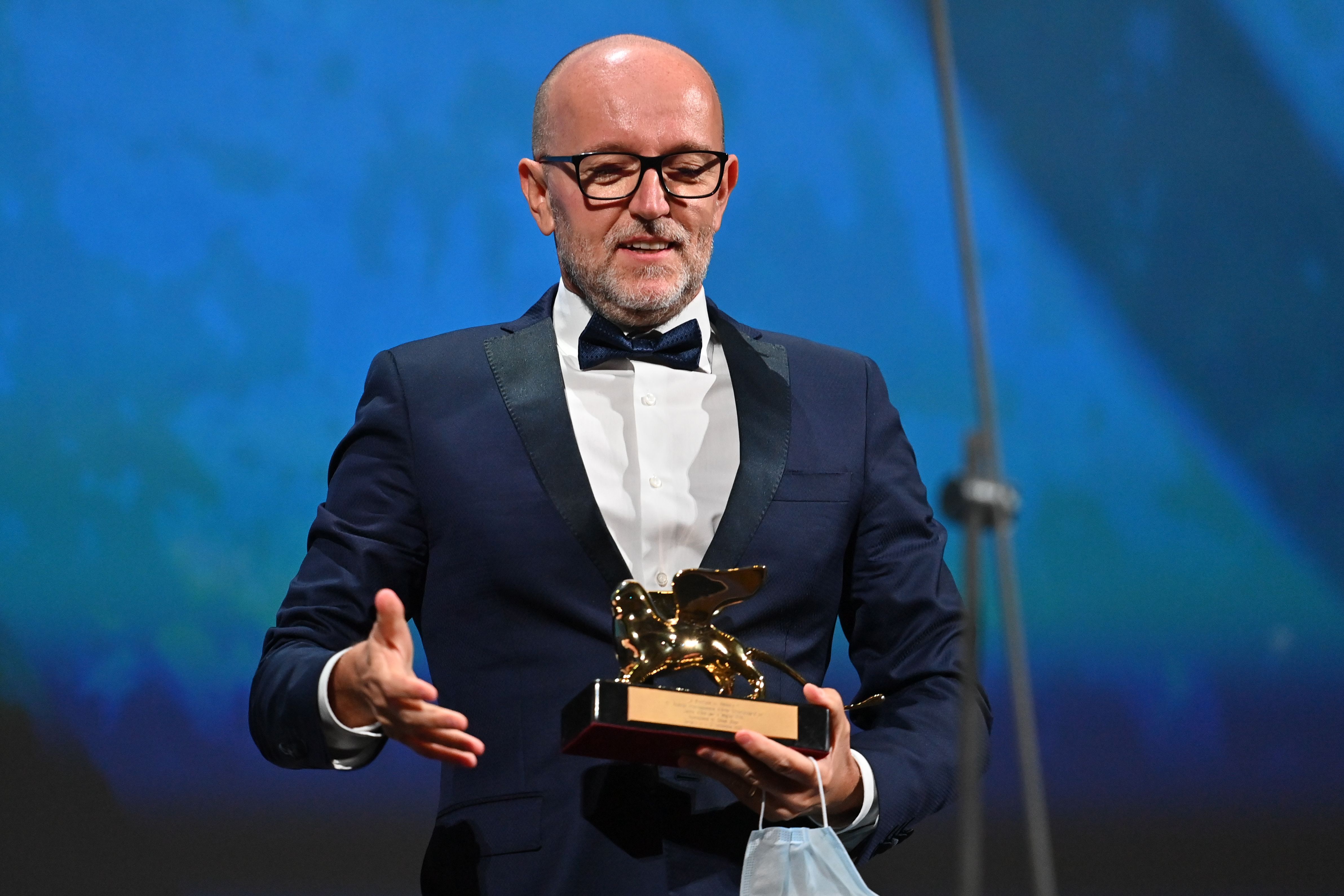 El director de marketing de Disney para Italia, Davide Romani, reconoce haber recibido el León de Oro a la Mejor Película en nombre de la directora estadounidense Chloe Zhao por "Nomadland" durante la ceremonia de clausura el último día del 77 ° Festival de Cine de Venecia. (Foto Prensa Libre:  Alberto PIZZOLI / AFP)