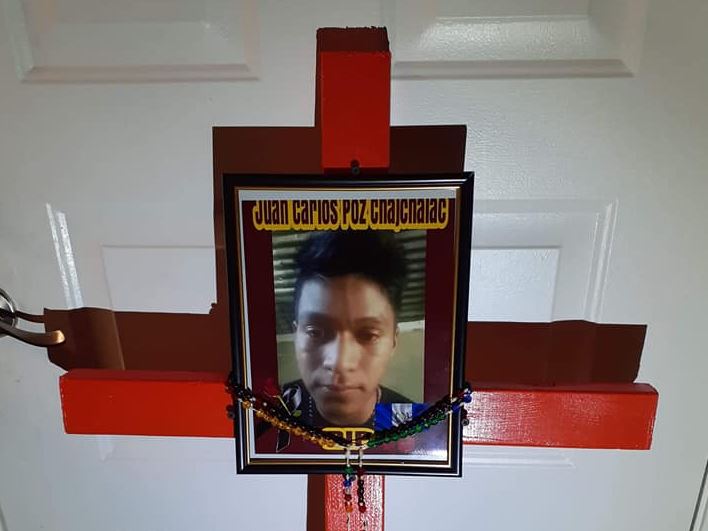 Cruz que se colocó en el lugar donde murio el guatemalteco Juan Carlos Poz Chajchalac, en el desierto de Arizona, Estados Unidos. (Foto Prensa Libre: Armadillos Búsqueda y Rescate)