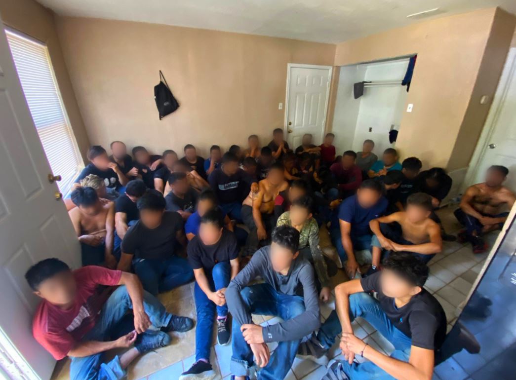 Vista de un grupo de migrantes capturado recientemente por agentes de la Patrulla Fronteriza. (Foto: CBP)