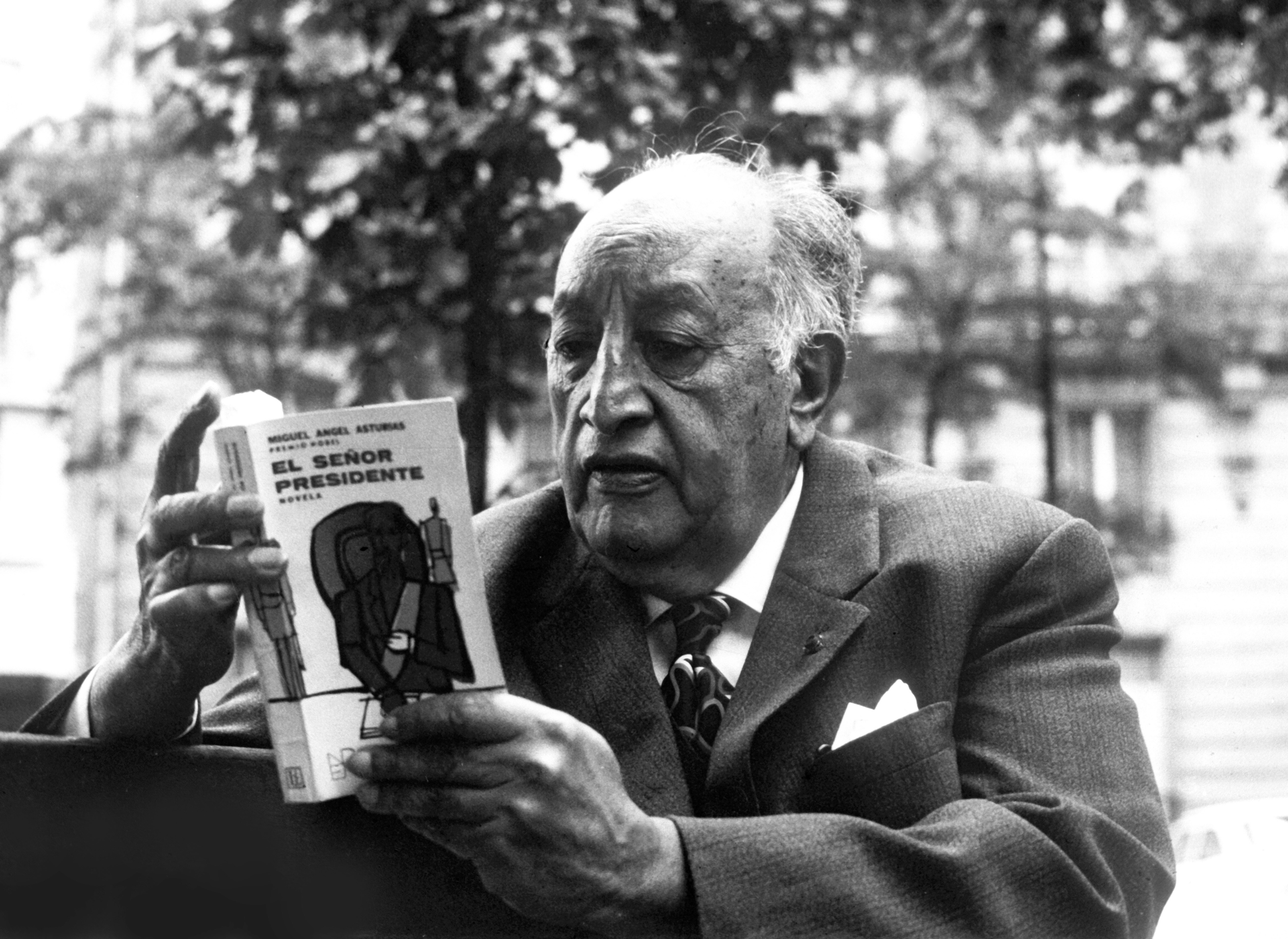El escritor guatemalteco Miguel Angel Asturias, Premio Nobel de Literatura en 1967, lee su libro "El señor presidente". (Foto Prensa LIbre: EFE)

