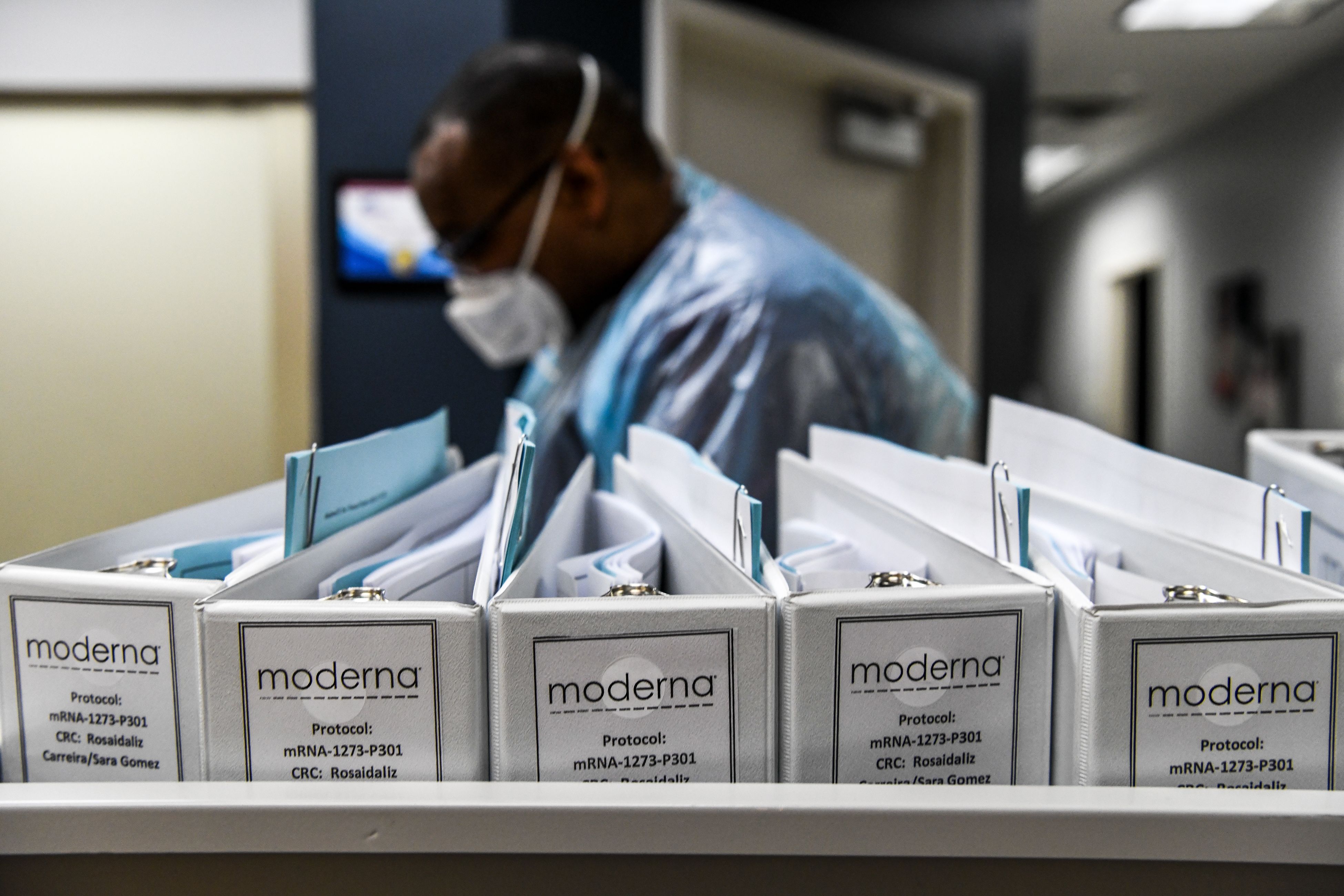  La firma estadounidense de biotecnología Moderna no buscará una autorización de uso de emergencia para su vacuna contra el coronavirus antes del 25 de noviembre.  (Foto Prensa Libre: AFP)