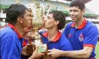 Omar Pivaral, Sergio Guevara y Édgar Estrada celebran el título de Municipal conseguido en 2001. (Foto Prensa Libre: Hemeroteca PL)