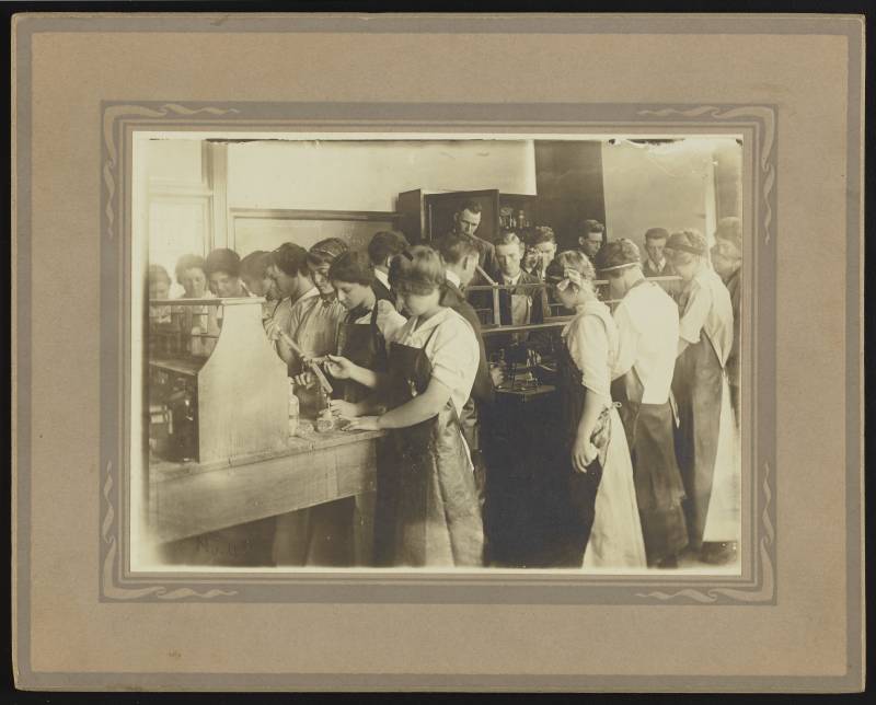 Estudiantes en el laboratorio de un centro educativo de Pensilvania hacia 1910.
Science History Institute. Philadelphia., CC BY-SA