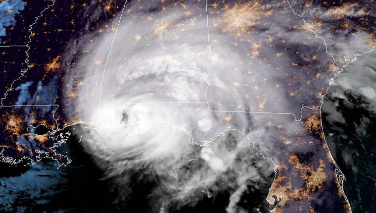 El huracán Sally azotó la costa del Golfo de Estados Unidos, con pronósticos de lluvias torrenciales que podrían provocar inundaciones repentinas "históricas" y potencialmente mortales. (Foto Prensa Libre: AFP)