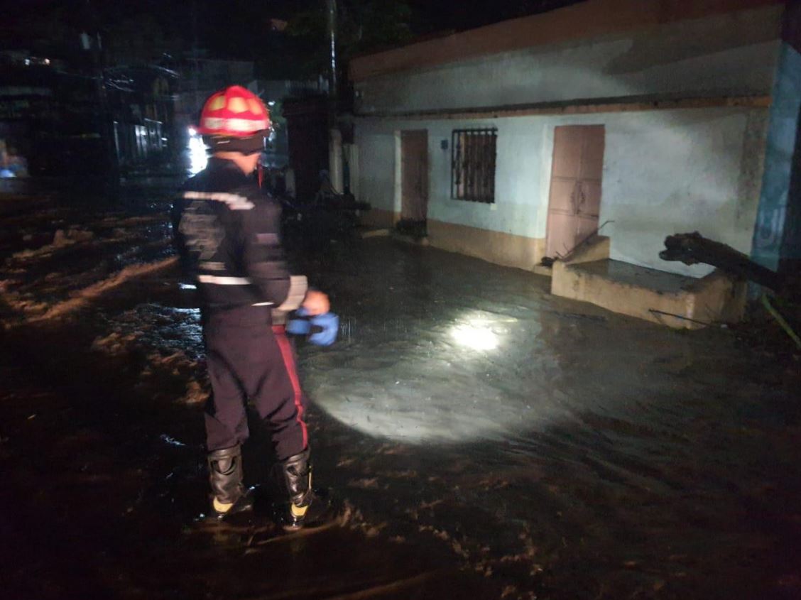 La lluvia que afectó durante la noche y madrugada gran parte del territorio nacional ocasionaron el desborde del río La Tunas, en Sanarate, que inundó varias viviendas en Sanarate, El Progreso. (Foto Prensa Libre: Bomberos Municipales Departamentales)