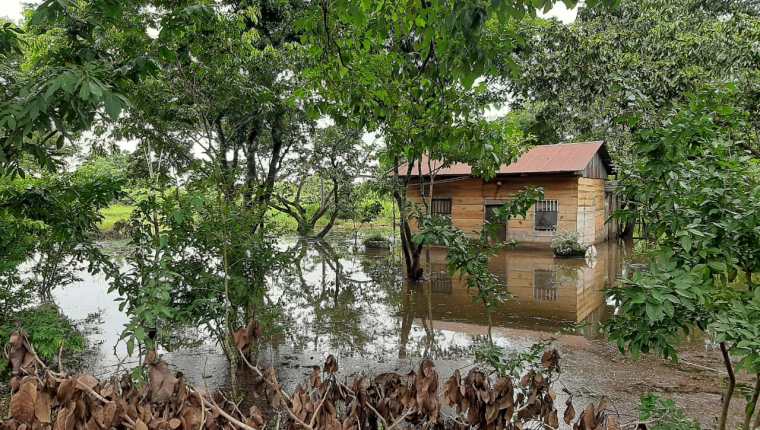 El desbordamiento del río Sayaxché también provocó daños en viviendas en Petén. (Foto Prensa Libre: Conred)