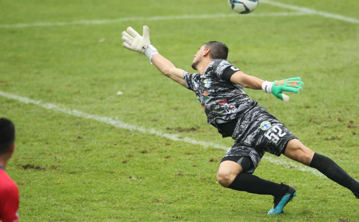 Manuel Sosa recibió cinco goles en la derrota de Sanarate frente a Municipal. (Foto Prensa Libre: Norvin Mendoza).