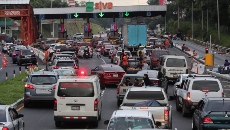 Unos 20 mil vehículos transitaron el fin de semana anterior por la autopista Palín-Escuintla, según la empresa operadora fue un flujo similar al que había antes de la pandemia. (Foto Prensa Libre: Érick Ávila)
