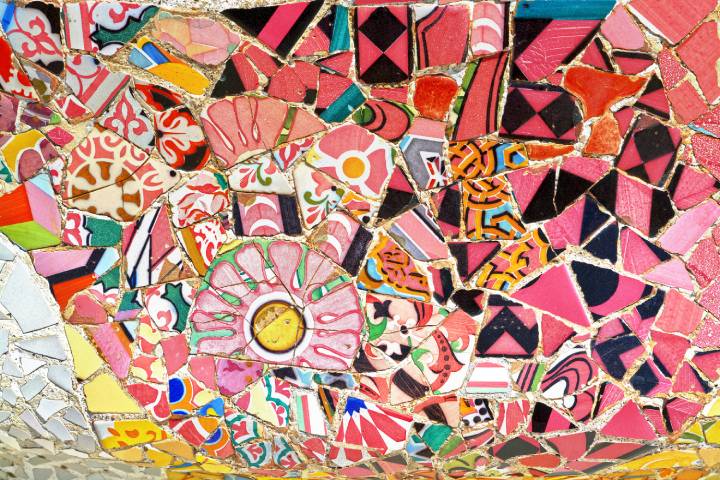 Detalle de uno de los mosaicos del Park Güell de Barcelona. (Foto Prensa Libre: Shutterstock)
