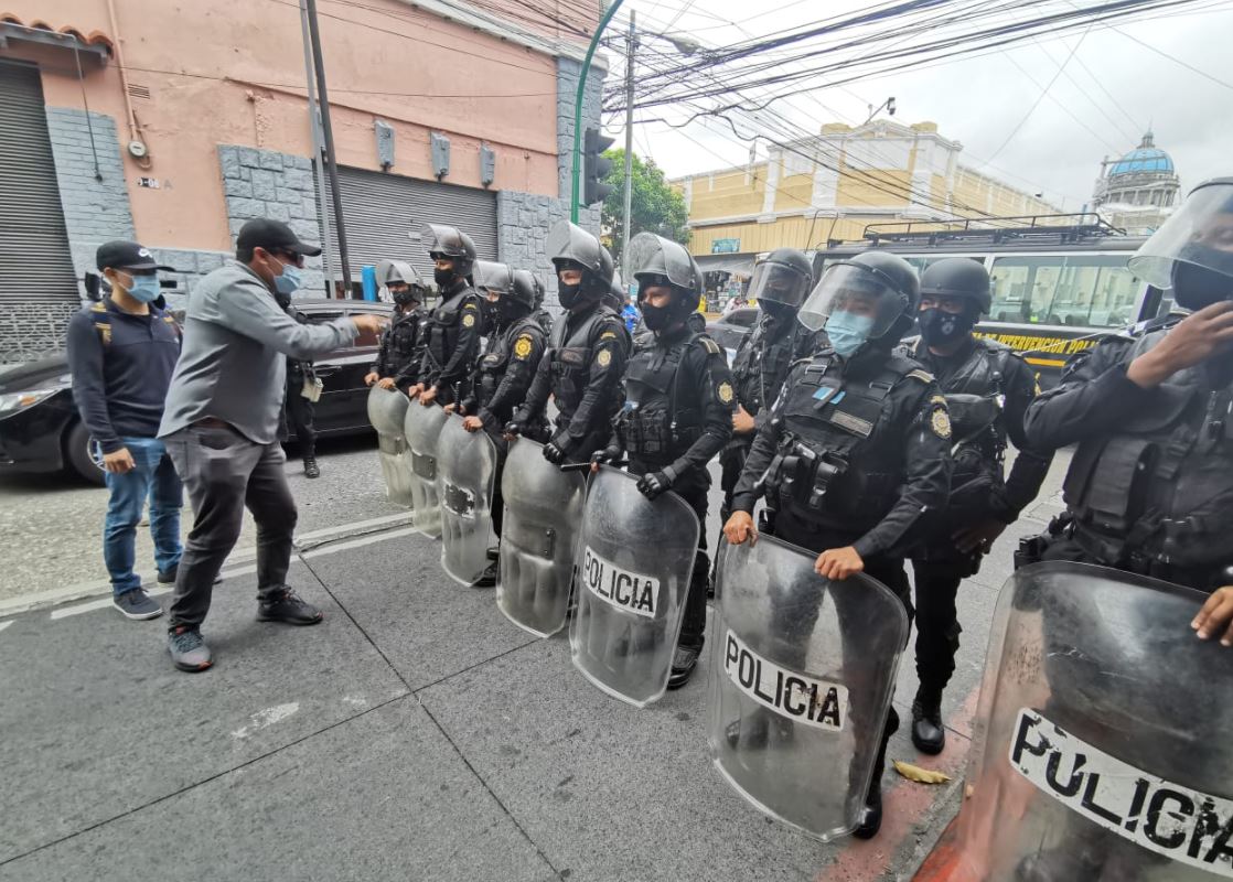 Estudiantes universitarios durante la protesta afuera del Congreso. (Foto Prensa Libre: Miriam Figueroa)