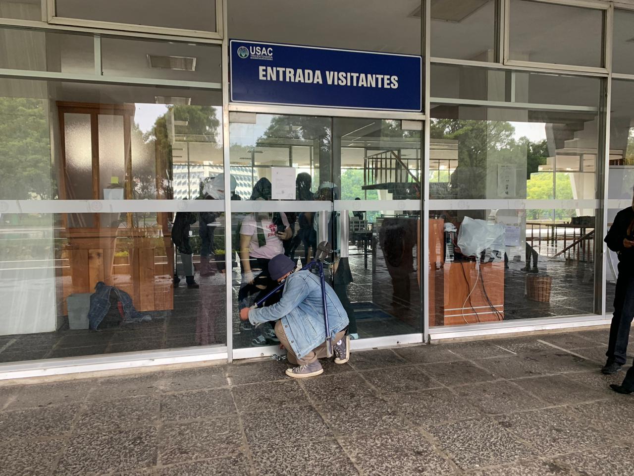 Estudiantes toman la Rectoría en protesta por las reformas al préstamo por US$120 millones. (Foto Prensa Libre: Cortesía Byron García)