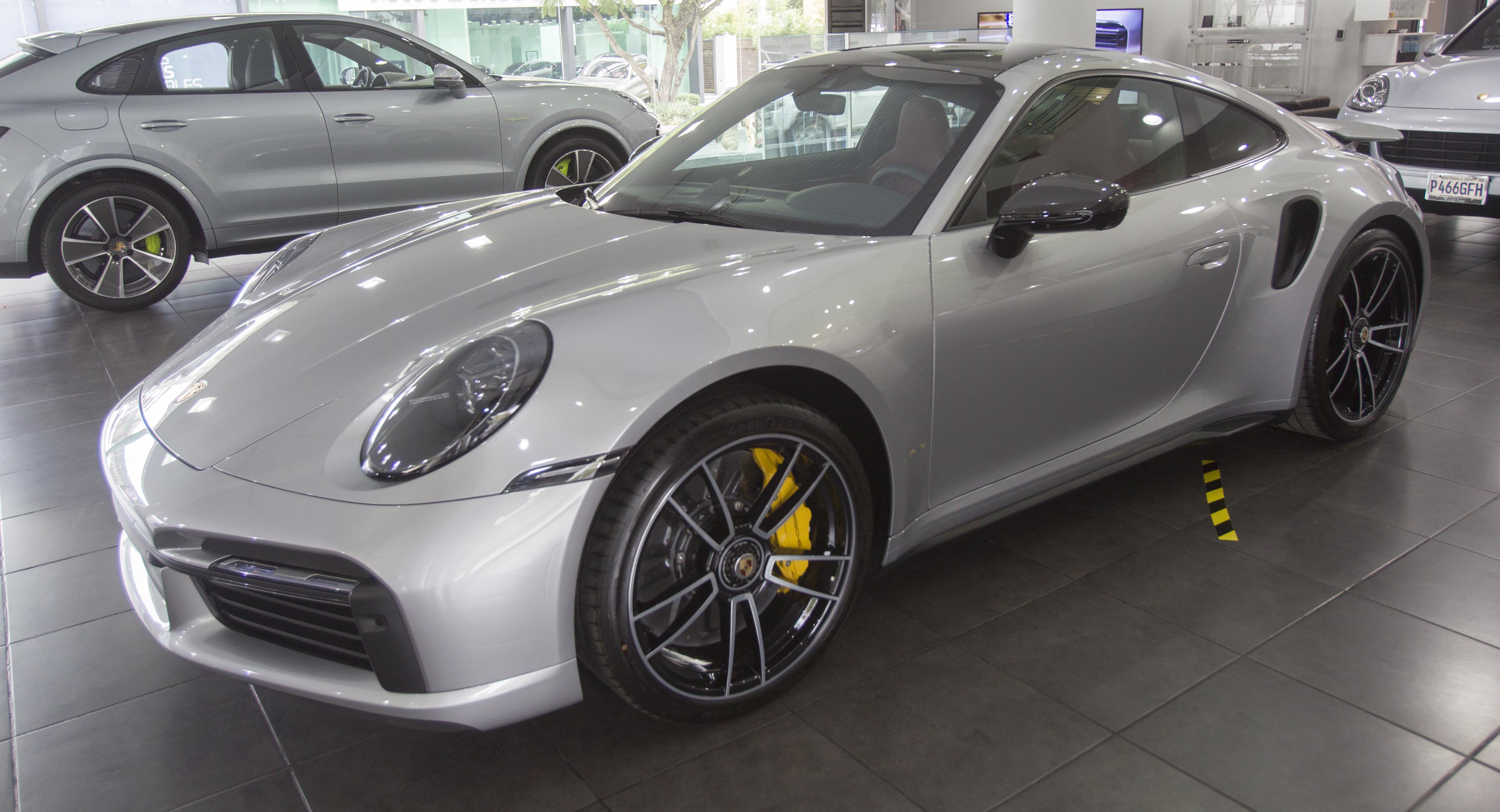 El nuevo Porsche 911 Turbo S tiene 70 caballos más de fuerza que su antecesor. (Foto Prensa Libre: Norvin Mendoza)