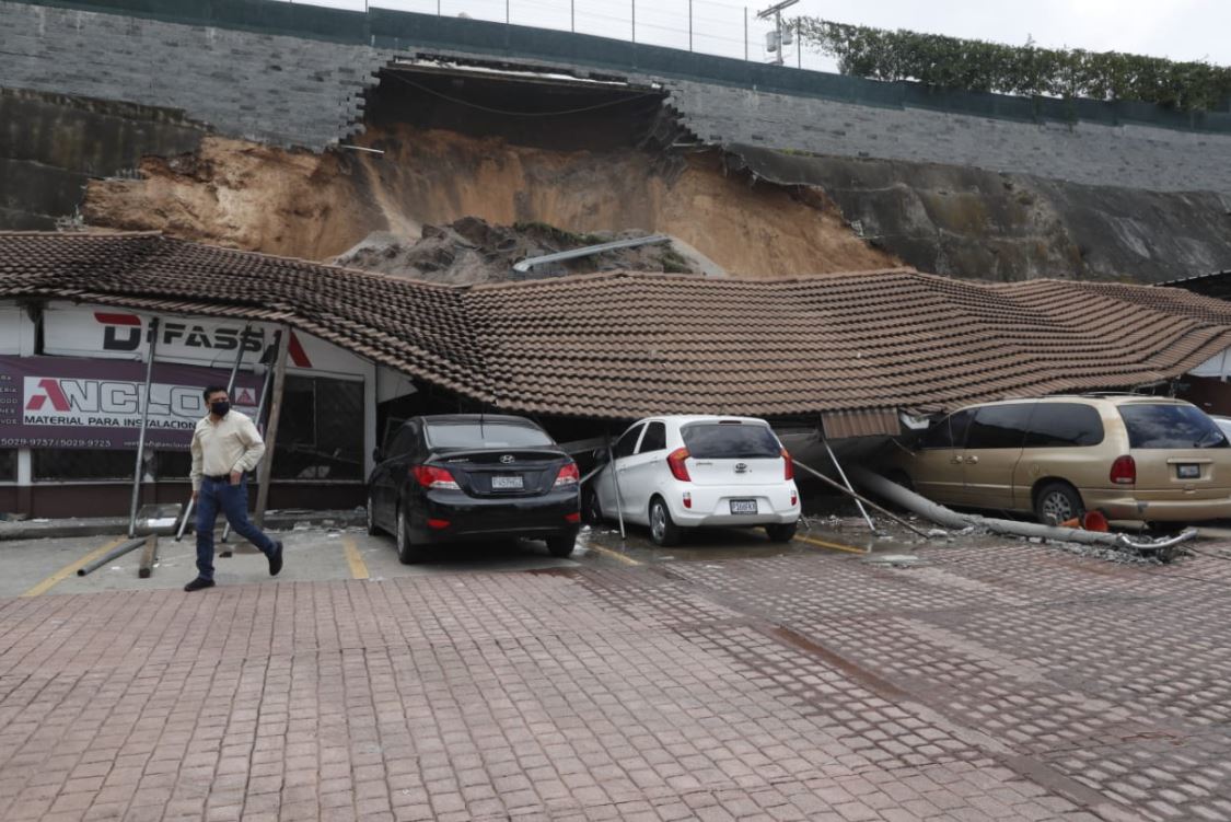 Al menos cuatro personas tuvieron que ser rescatadas de los escombros dejados por un derrumbe en la zona 5 capitalina ocurrido este lunes 14 de septiembre. (Foto Prensa Libre: Fernando Cabrera)