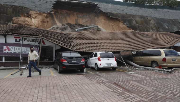 Al menos cuatro personas tuvieron que ser rescatadas de los escombros dejados por un derrumbe en la zona 5 capitalina ocurrido este lunes 14 de septiembre. (Foto Prensa Libre: Fernando Cabrera)
