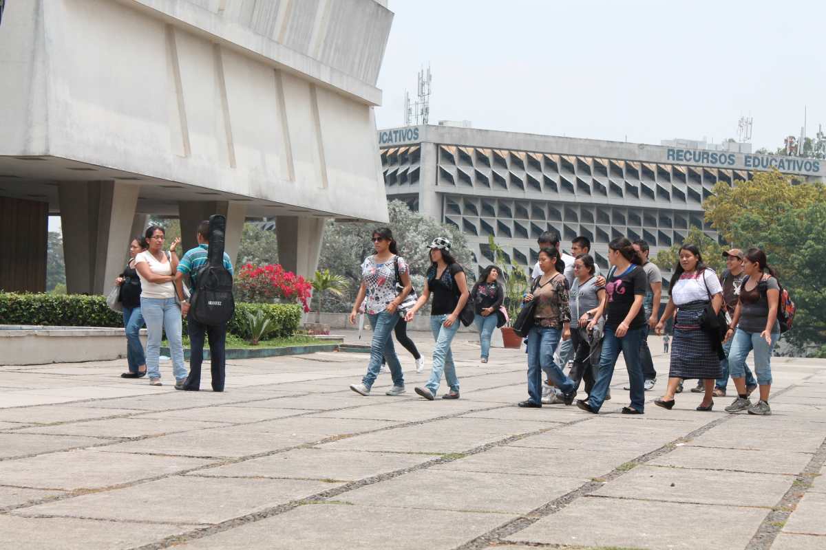 Estudiantes universitarios de primer ingreso deberán adaptarse a una educación híbrida, virtual y presencial, para el 2021. (Foto Prensa Libre, Hemeroteca PL)