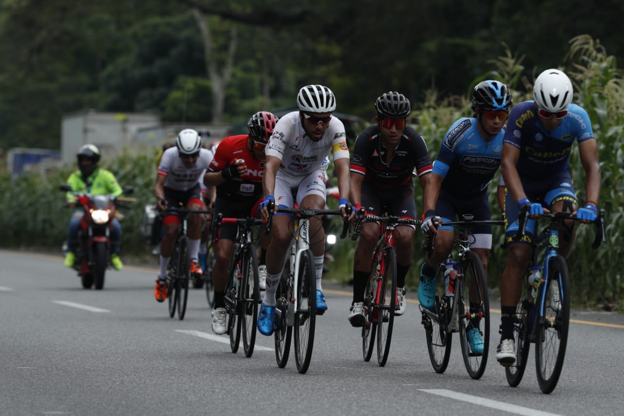 Exigente tercera etapa de la Vuelta a Guatemala, con meta en Coatepeque. (Foto Prensa Libre: Esbin García).