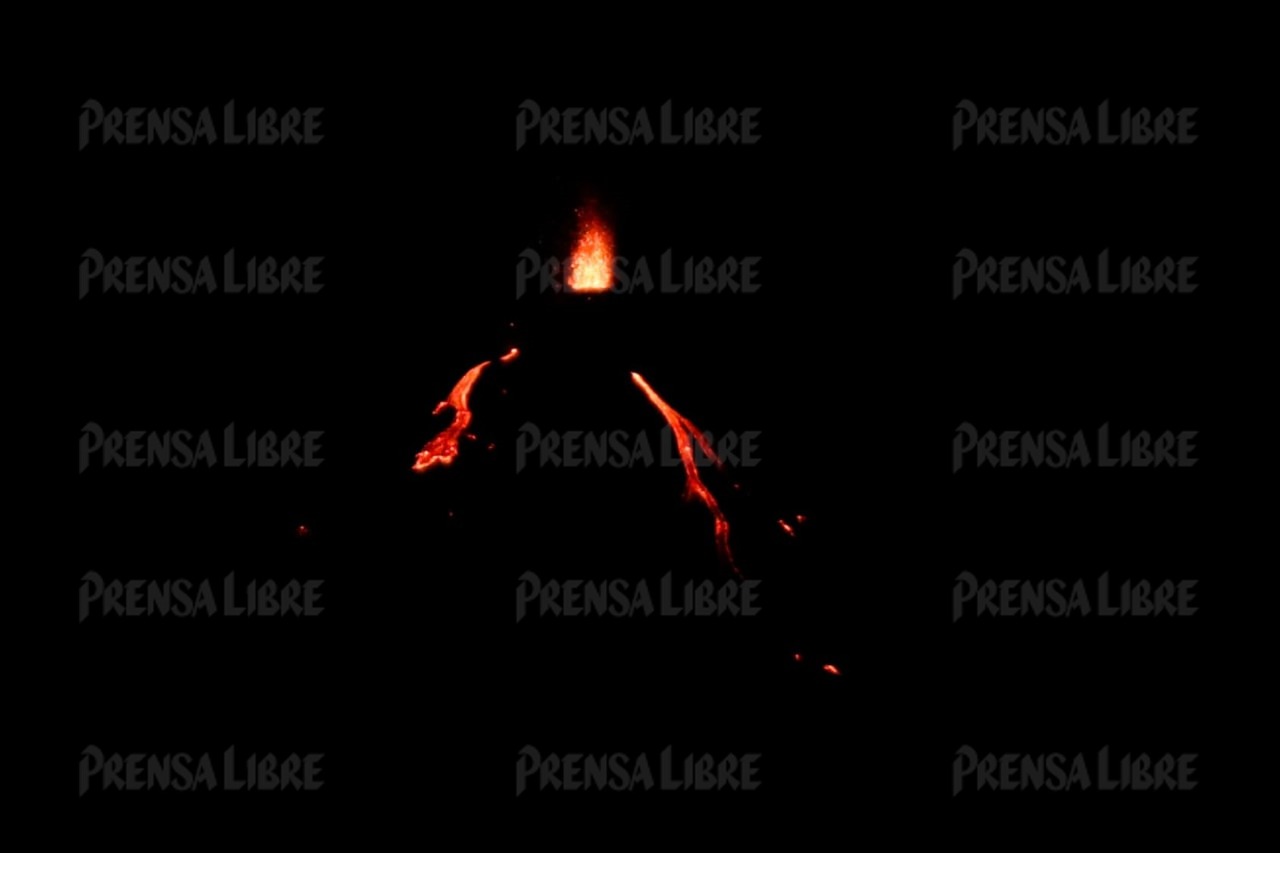 el Volcán de Pacaya lanza material volcánico a cientos de metros del cráter. (Foto Prensa Libre: Kenneth Cruz)