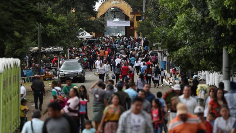 Cada 1 y 2 de noviembre millones de personas se dan cita en los cementerios de Guatemala para adornar la tumba de lso difuntos. (Foto Prensa Libre: Hemeroteca PL)

