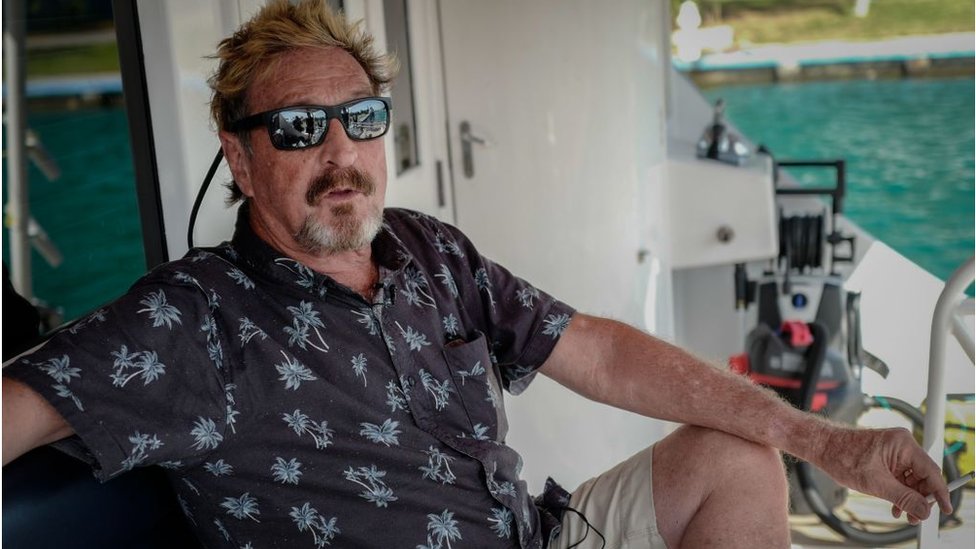 McAfee tiene 75 años. Fue arrestado en Barcelona mientras intentaba viajar a Estambul. (Foto Prensa Libre: AFP)