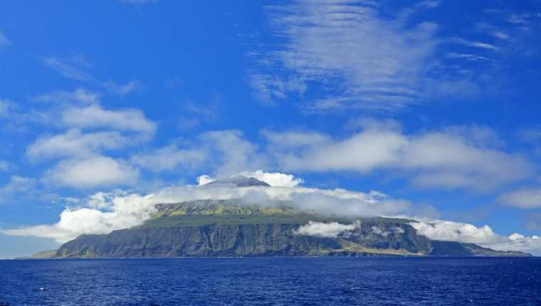 Si crees que Tristán de Acuña parece un volcán saliendo de las aguas en medio del Atlántico, estás en lo cierto.