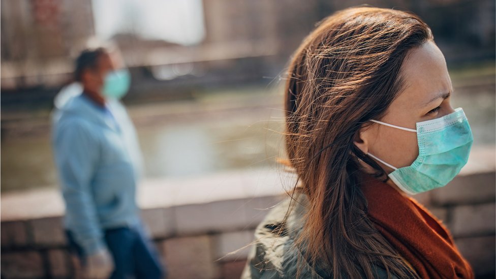 Las diferencias entre hombres y mujeres que China percibió al inicio del brote del nuevo coronavirus, se han visto en otros países.
