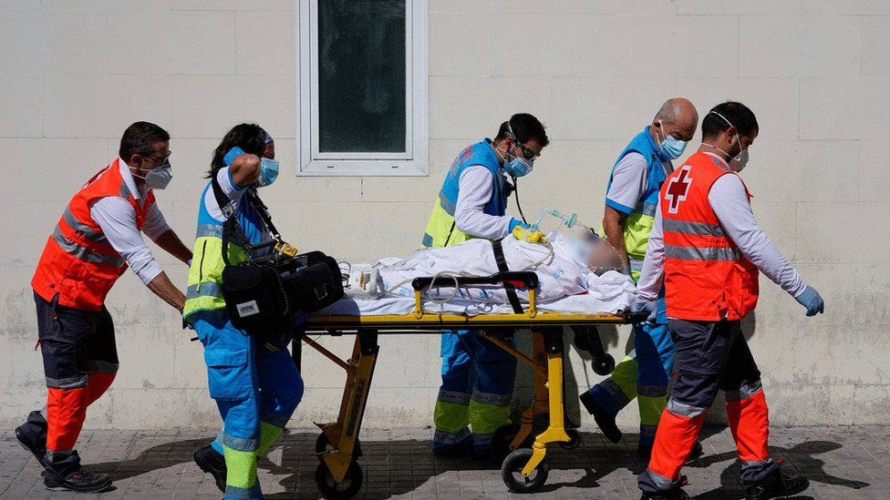 Las ambulancias traen nuevos pacientes cada hora al hospital 12 de Octubre de la capital española. (Foto Prensa Libre: Reuters)