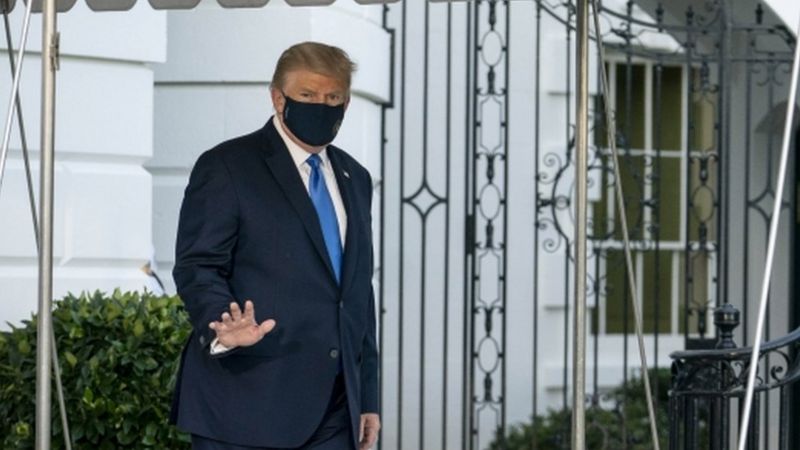 Trump se trasladó este viernes por la tarde hasta el Walter Reed National Military Medical Centre. (Foto Prensa Libre: EPA)