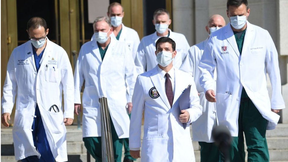 Trump es atendido por alguno de los mejores médicos de EE.UU. (Foto Prensa Libre: AFP)