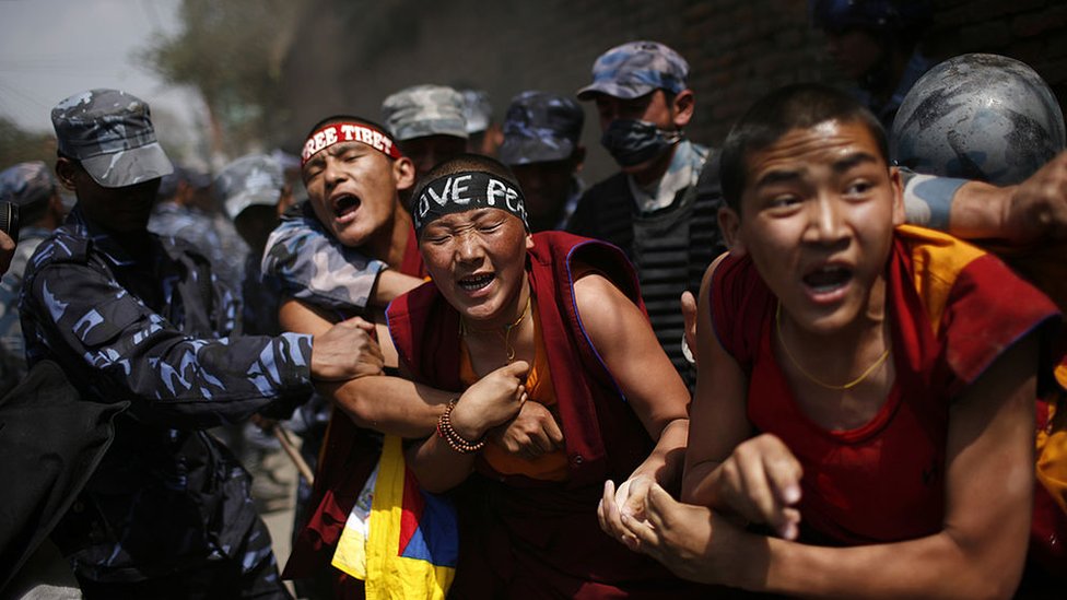 China se refiere a la incursión militar como una "liberación pacífica", pero los tibetanos exiliados la recuerdan como una invasión. (Foto Prensa Libre: Getty Images)