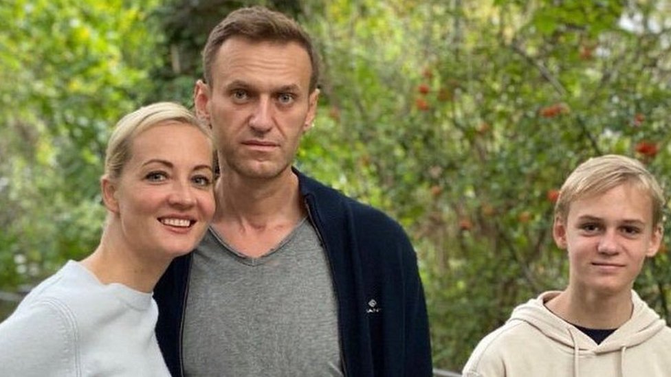 Alexei Navalny con su esposa Yulia y su hijo Zakhar en Berlín el 2 de octubre. (Foto Prensa Libre: BBC)