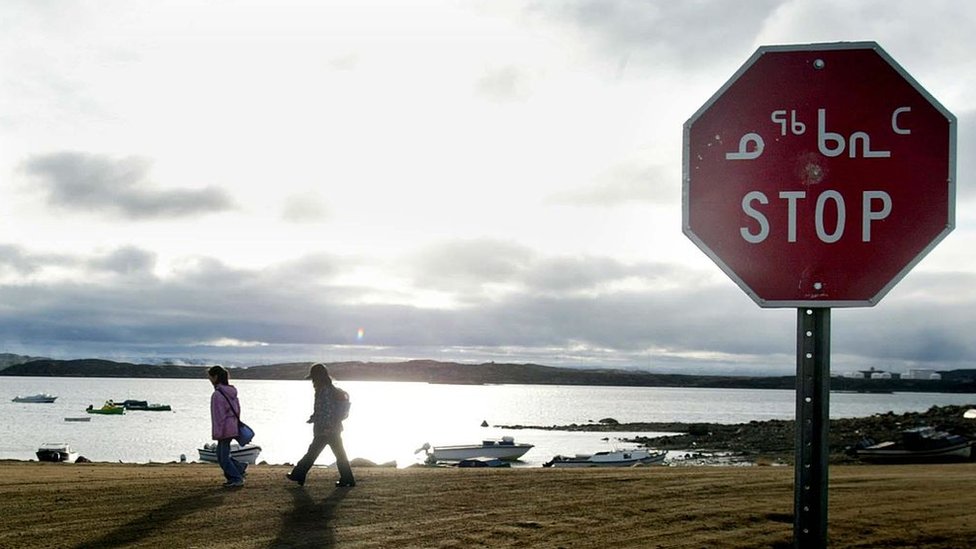 Dos niños inuit regresan de la escuela en Iqaluit. (Foto Prensa Libre: AFP via Getty Images)