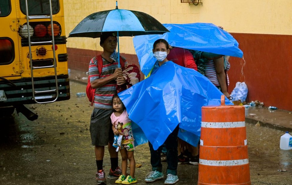A la violencia enraizada en Centroamérica se suma el covid-19 y las tormentas como detonantes para que las familias migren. (Foto Prensa Libre: Hemeroteca PL)