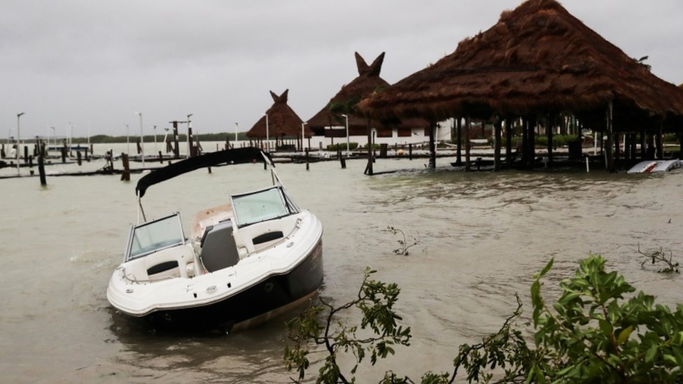 El huracán Delta, de categoría 2, tocó tierra en México este miércoles. (Foto Prensa Libre: Reuters)
