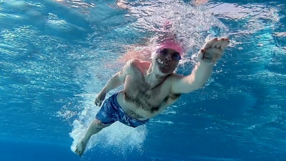 No nades en agua fría si no estás seguro de los riesgos que la actividad implica.