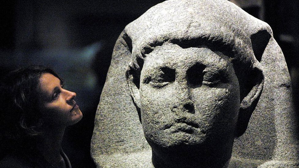 Existen estatuas de Cleopatra, pero los historiadores dicen que no es posible determinar cómo era exactamente el rostro de la reina egipcia.