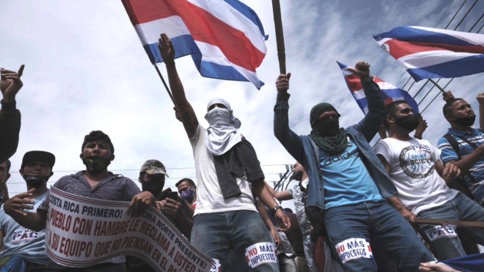 Costa Rica inició protestas ciudadanas diarias y bloqueos de carreteras el pasado 30 de septiembre. (Foto Prensa Libre: EPA)