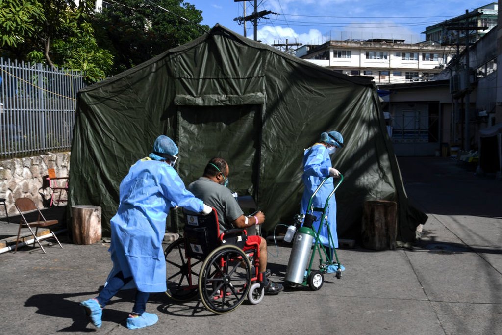 La compra de hospitales móviles prometía "quintuplicar" la capacidad sanitaria en Honduras para afrontar la pandemia. (Foto Prensa Libre: Getty Images)